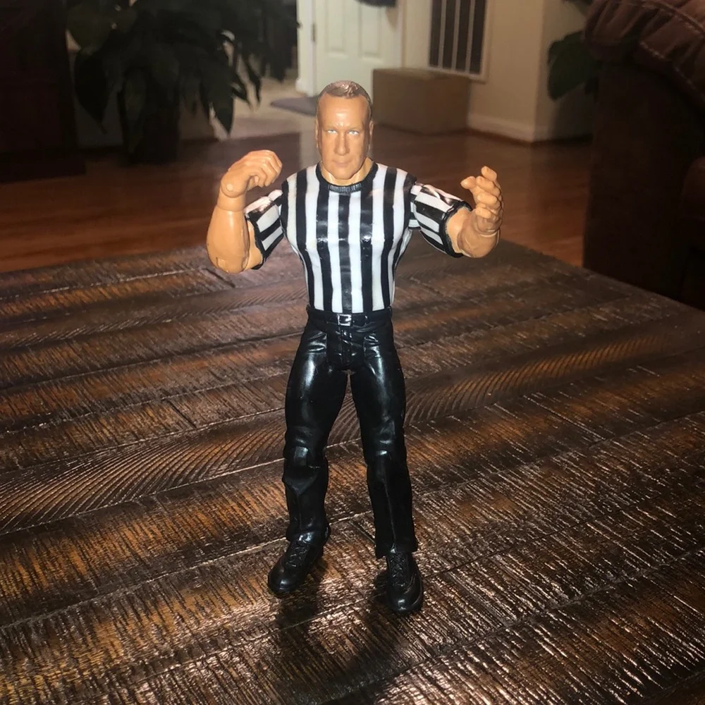 Jakks Pacific WWE King Of The Ring Referee Earl Hebner Figure - Picture 1 of 3